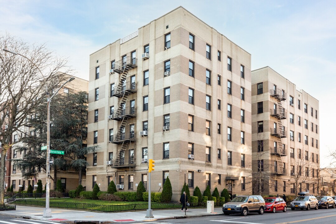 260 Ocean Pkwy in Brooklyn, NY - Building Photo