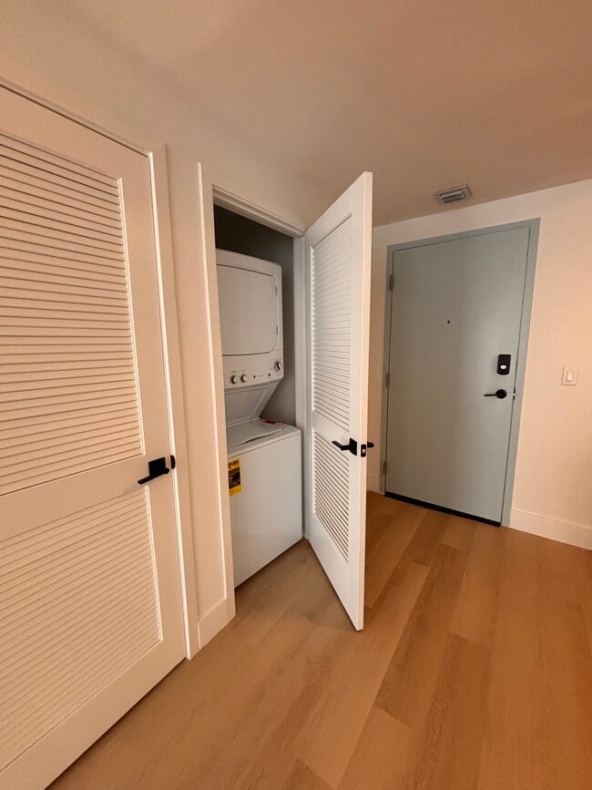 1541 Van Buren St, Unit B in Hollywood, FL - Building Photo - Building Photo