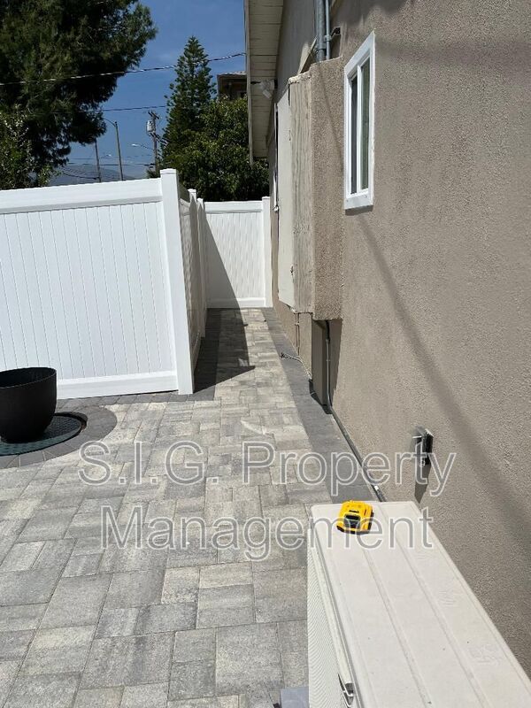 7077 Day St in Los Angeles, CA - Building Photo - Building Photo