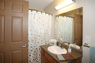 Deer Lakes Apartments in Amherst, NY - Building Photo - Interior Photo