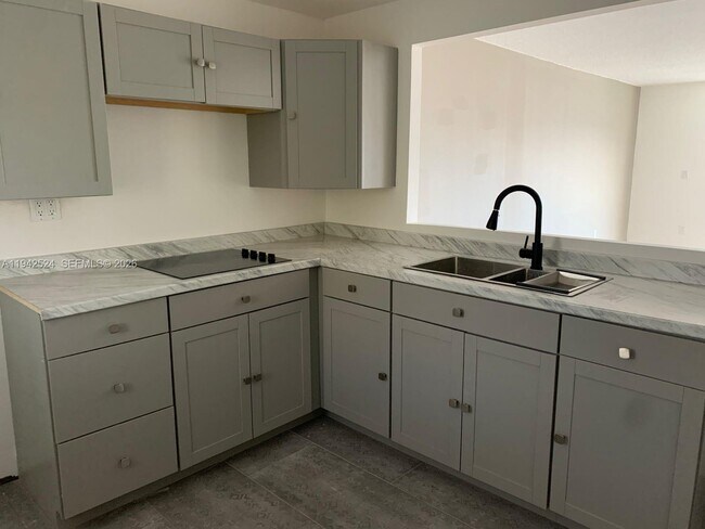 3600 NE 170th St in North Miami Beach, FL - Foto de edificio - Building Photo