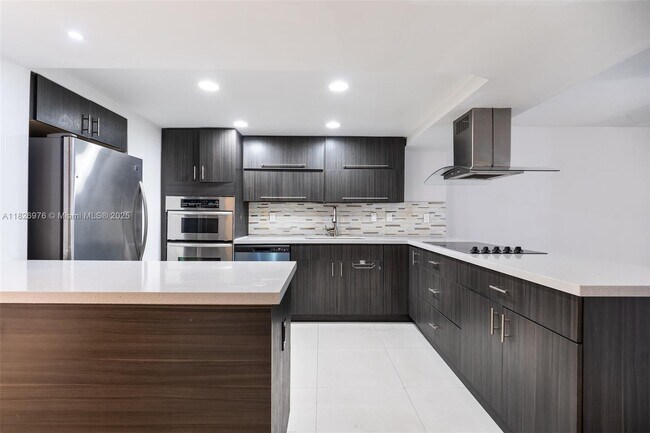 20350 W Country Club Dr in Aventura, FL - Building Photo - Building Photo