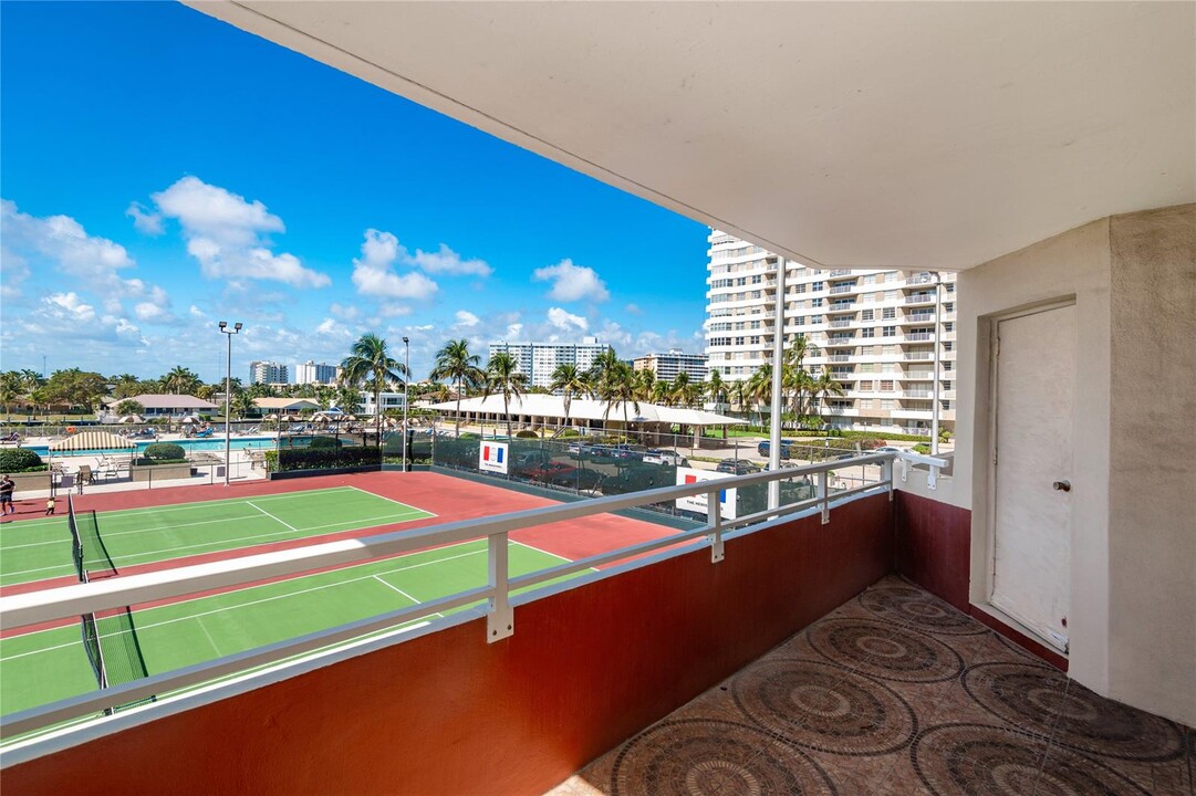 1985 S Ocean Dr in Hallandale Beach, FL - Building Photo