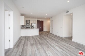 1237 S Holt Ave in Los Angeles, CA - Building Photo - Building Photo