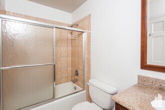 162 W Division St, Unit 313 in Chicago, IL - Foto de edificio - Building Photo