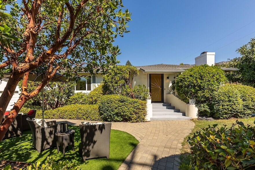 2166 E Valley Rd in Montecito, CA - Building Photo