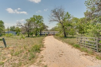 71 Spanish Oak Rd in Somerset, TX - Building Photo - Building Photo