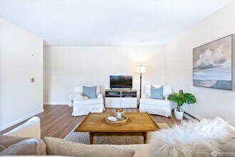 2550 Thorndyke Ave W in Seattle, WA - Foto de edificio - Building Photo