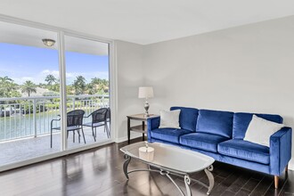 1050 Hillsboro Mile in Hillsboro Beach, FL - Building Photo - Building Photo