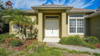 5279 Lovett Rd in North Port, FL - Building Photo