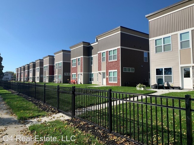 Ellis Flats in Cedar Rapids, IA - Building Photo