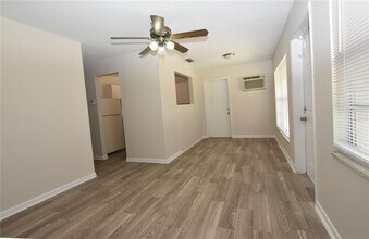 10001 N 22nd St in Tampa, FL - Building Photo - Building Photo