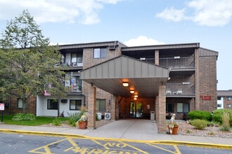 Red Rock Manor in Newport, MN - Foto de edificio - Building Photo