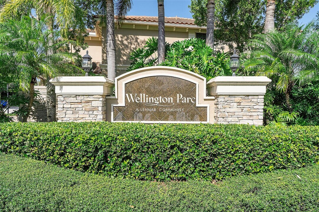 10450 Wellington Parc Dr in Wellington, FL - Building Photo