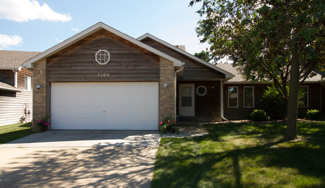 Cottage West Twin Homes in Sioux Falls, SD - Building Photo - Building Photo