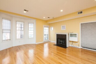 811 W Superior St, Unit 3 in Chicago, IL - Building Photo - Building Photo