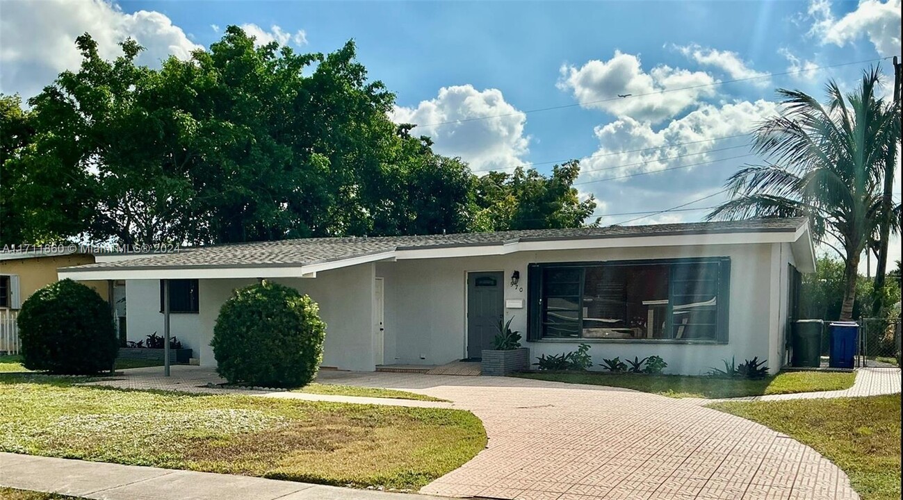 570 NE 173rd St in North Miami Beach, FL - Foto de edificio