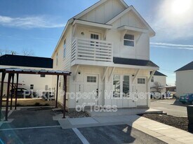 2002 W 2nd St in Taylor, TX - Building Photo