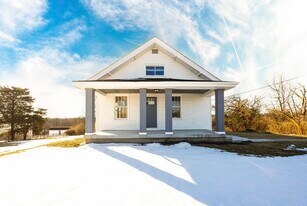 1381 Old Oxford Rd in Hamilton, OH - Building Photo