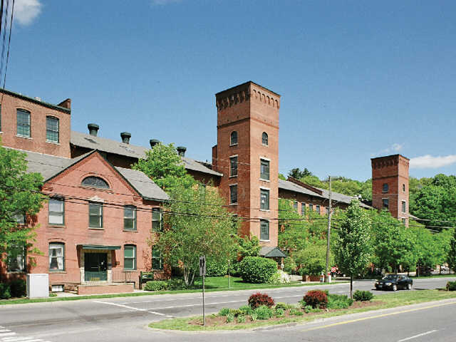 Beacon Mill Village in Beacon Falls, CT - Foto de edificio