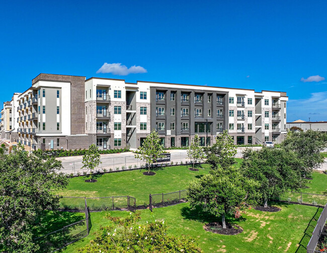 The Savoy in San Antonio, TX - Building Photo - Building Photo