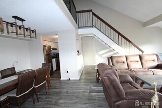 1016 Aspen Dr in Plainsboro, NJ - Foto de edificio - Building Photo