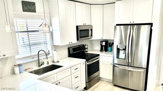 2 High Point Cir W in Naples, FL - Building Photo