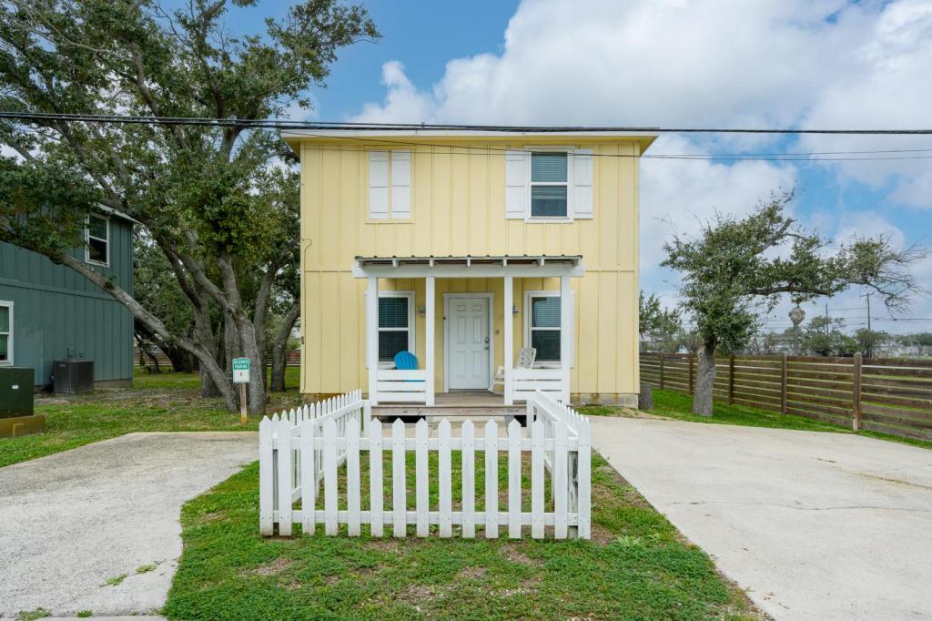 4212 TX-35 BUS in Rockport, TX - Building Photo