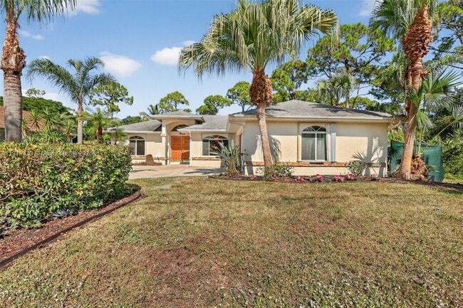 1833 SW Bellevue Ave in Port St. Lucie, FL - Building Photo - Building Photo