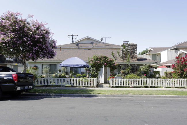 Myrtle Avenue Apartments in Tustin, CA - Building Photo - Building Photo