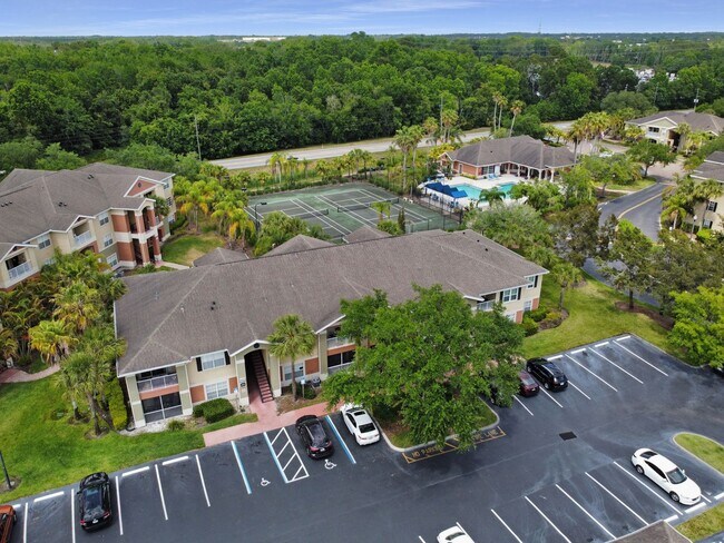 1930 Summer Club Dr in Oviedo, FL - Foto de edificio - Building Photo