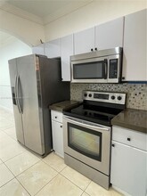 7070 NW 177th St, Unit 107 in Hialeah, FL - Building Photo - Building Photo