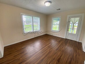 407 S Knapp Ave in Iowa, LA - Building Photo - Building Photo