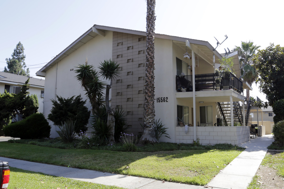 15562 S Pasadena Ave in Tustin, CA - Foto de edificio