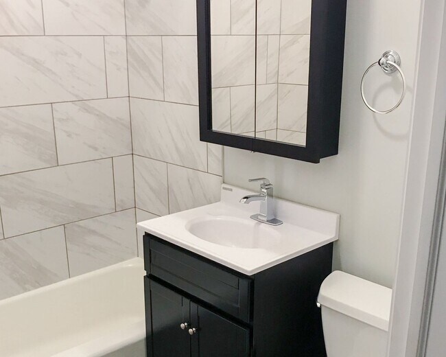 2730 N Wayne Ave, Unit 2D in Chicago, IL - Building Photo - Building Photo