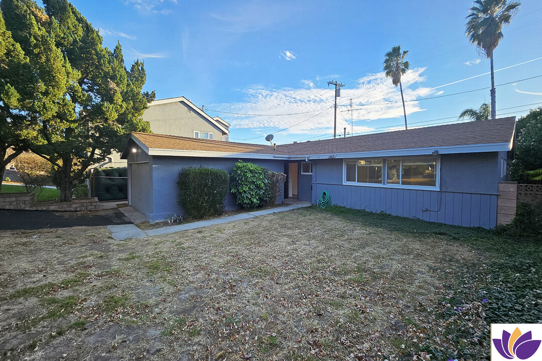 11415 Stranwood Ave in Granada Hills, CA - Building Photo