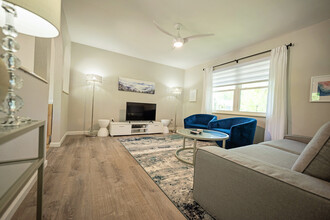 413 SE Lana Ct in Lee's Summit, MO - Foto de edificio - Building Photo