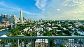 10 SW South River Dr, Unit PHI06 in Miami, FL - Building Photo