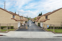 555 S Azusa Ave in Azusa, CA - Foto de edificio - Building Photo