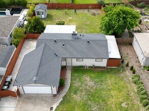 8572 Oak Ave in Orangevale, CA - Foto de edificio - Building Photo