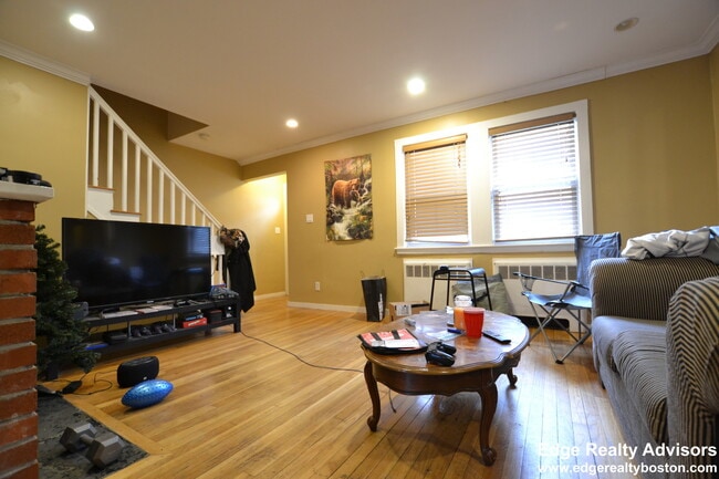 134 Foster St, Unit 1 in Boston, MA - Foto de edificio - Building Photo