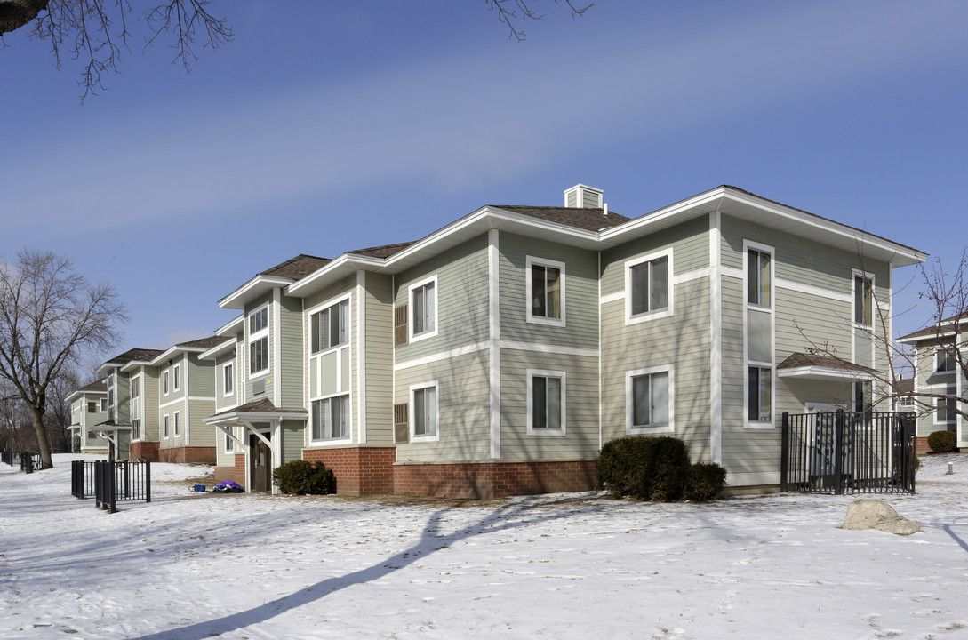 Cecil Newman Apartments in Minneapolis, MN - Foto de edificio