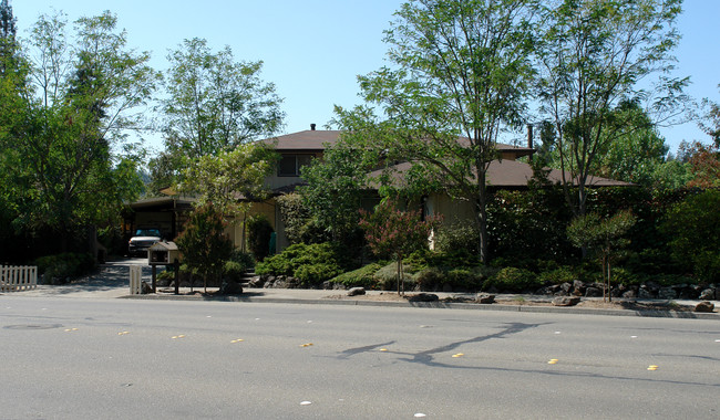 1851 Mission Blvd in Santa Rosa, CA - Foto de edificio - Building Photo