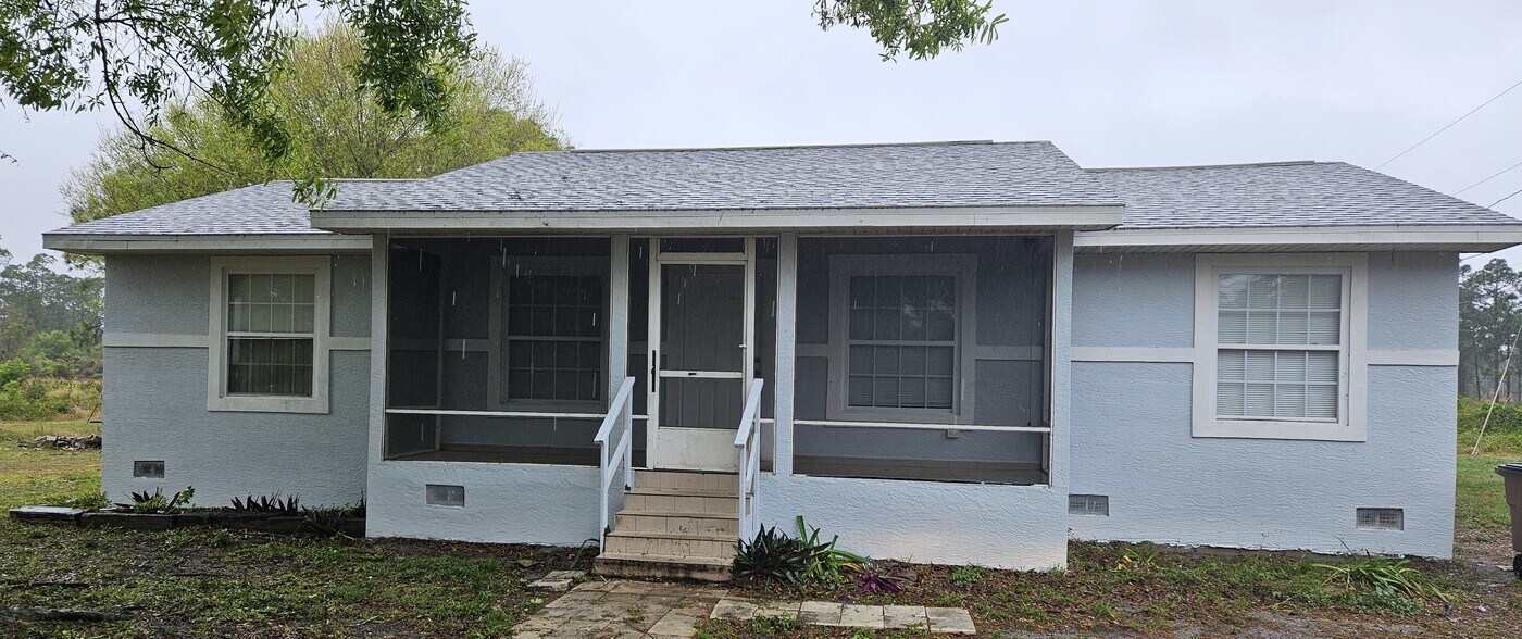 1122 Garibaldi St E in Lehigh Acres, FL - Foto de edificio