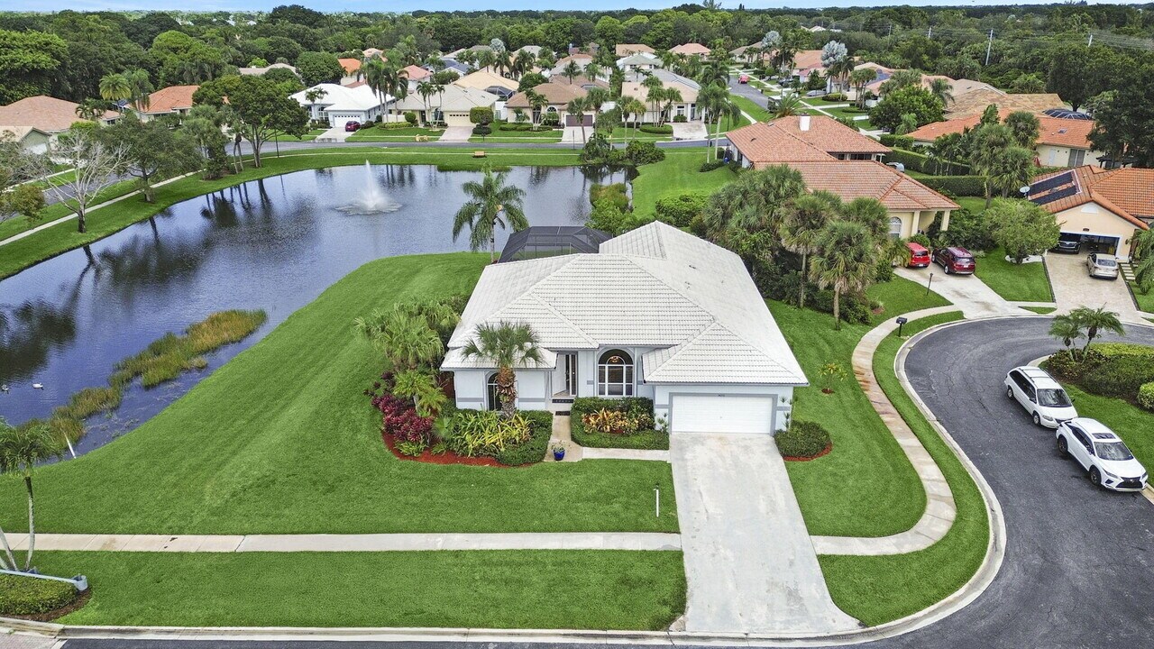 9070 Cypress Hollow Dr in Palm Beach Gardens, FL - Foto de edificio