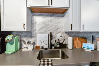 2437 Atwood Ave, Unit 1 in Madison, WI - Foto de edificio - Building Photo