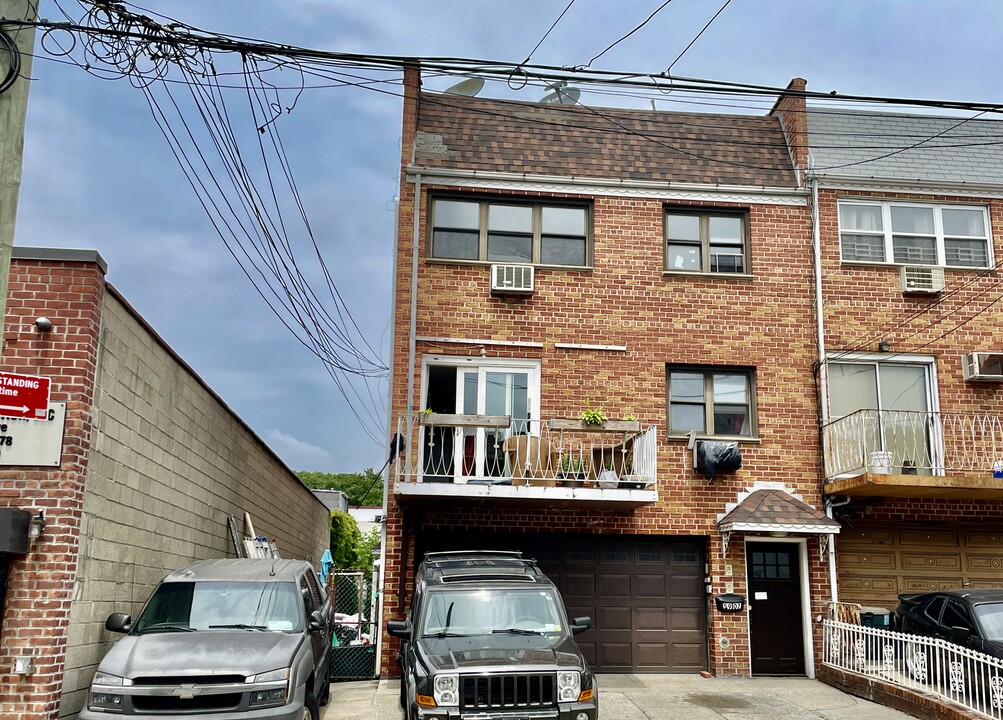 5907 59th Dr in Maspeth, NY - Building Photo