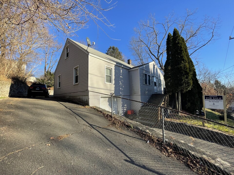 80 Niagara St in Waterbury, CT - Building Photo