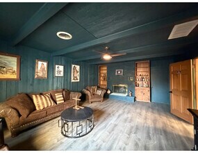 1300 W Ohio Ave in Midland, TX - Foto de edificio - Building Photo