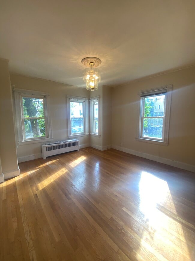 23 Harrison St, Unit 1 in Somerville, MA - Foto de edificio - Building Photo